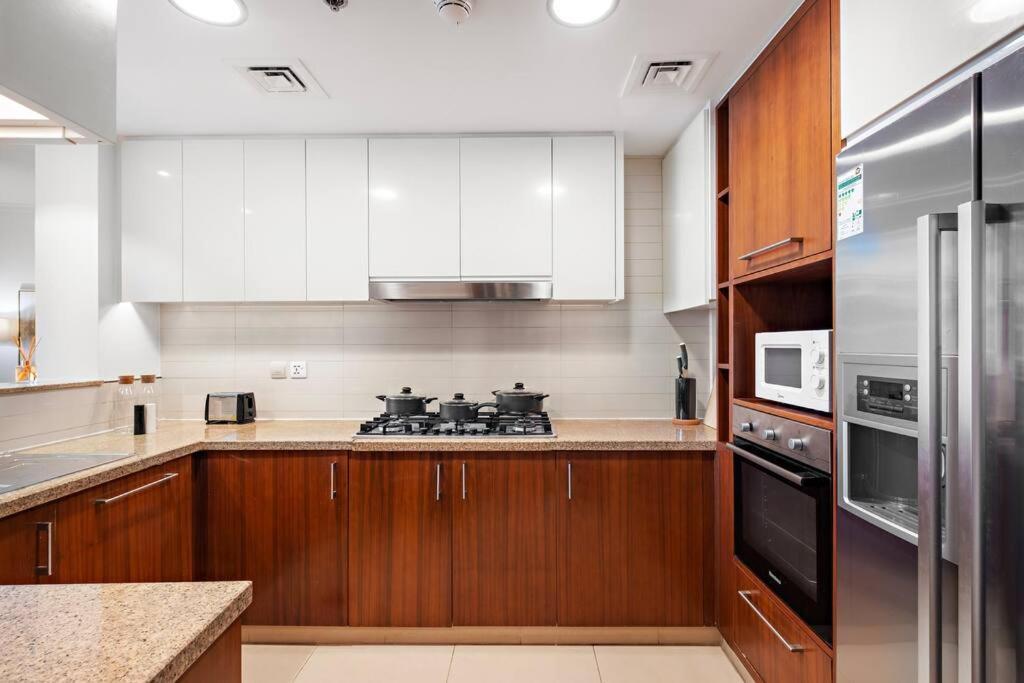 4br Downtown With Burj View Pool Gym And Free Parking