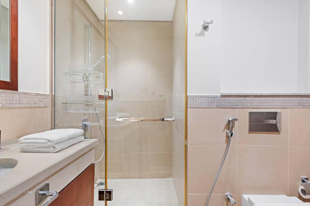 4br Downtown With Burj View Pool Gym And Free Parking *